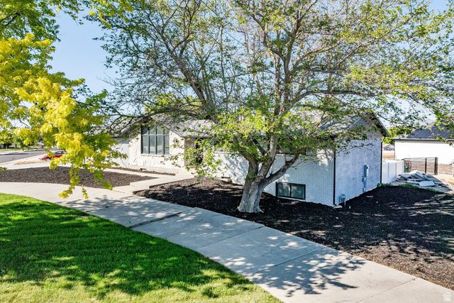 9977 S 3265 W, South Jordan, UT 84095