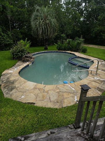 1355 County Road 145, Alvin, TX 77511