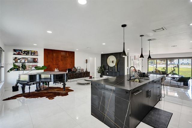 1860 NW 121st St, Miami, FL 33167