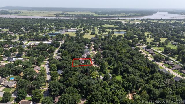 7909 S Juniper Avenue, Broken Arrow, OK 74011