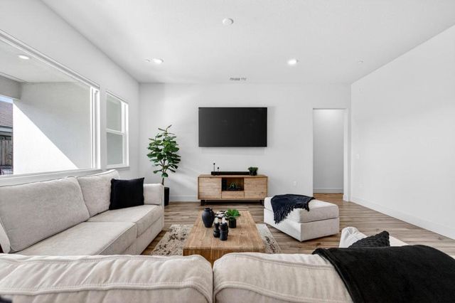 240 Scarlett Way, Hollister, CA 95023