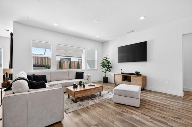 240 Scarlett Way, Hollister, CA 95023