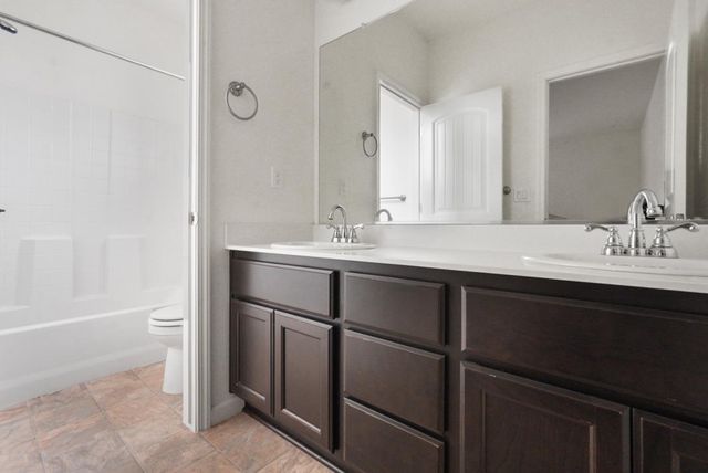 1974 Gus Villalta Dr, Los Banos, CA 93635