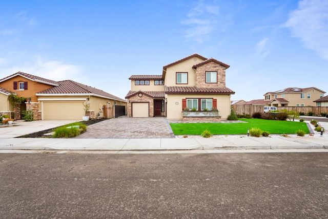 1974 Gus Villalta Dr, Los Banos, CA 93635