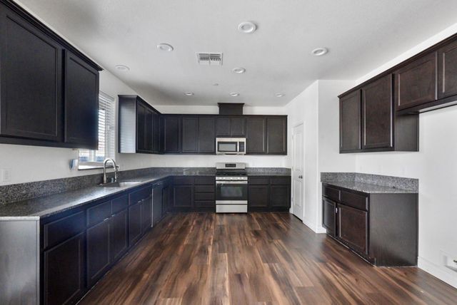 1974 Gus Villalta Dr, Los Banos, CA 93635