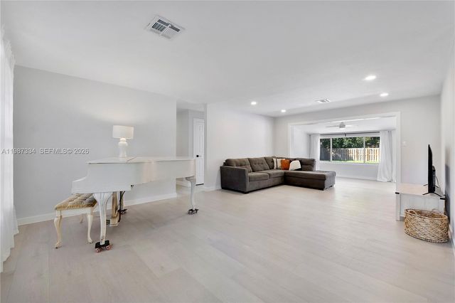 885 Camellia Ct, Plantation, FL 33317