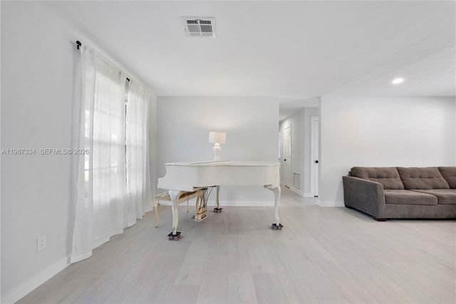 885 Camellia Ct, Plantation, FL 33317