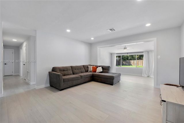 885 Camellia Ct, Plantation, FL 33317