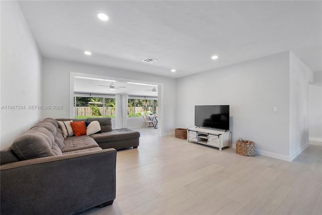 885 Camellia Ct, Plantation, FL 33317