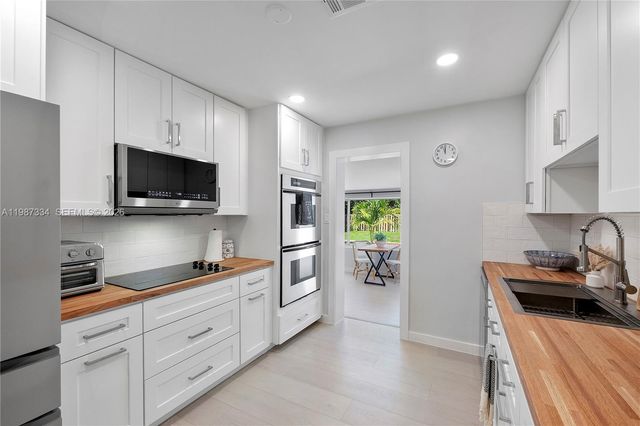 885 Camellia Ct, Plantation, FL 33317