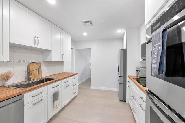 885 Camellia Ct, Plantation, FL 33317