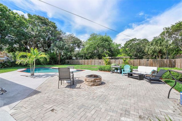 885 Camellia Ct, Plantation, FL 33317