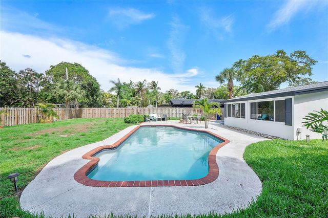 885 Camellia Ct, Plantation, FL 33317