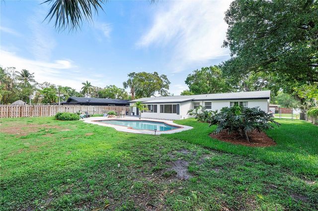 885 Camellia Ct, Plantation, FL 33317