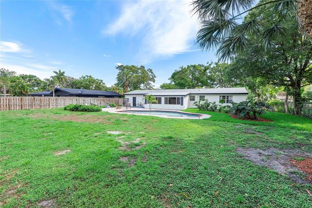 885 Camellia Ct, Plantation, FL 33317