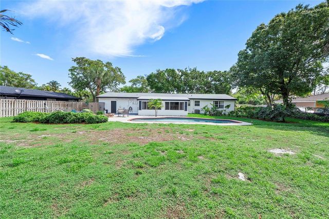 885 Camellia Ct, Plantation, FL 33317