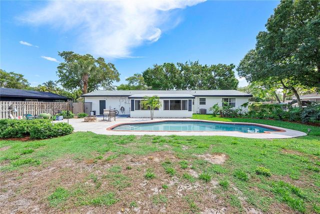 885 Camellia Ct, Plantation, FL 33317