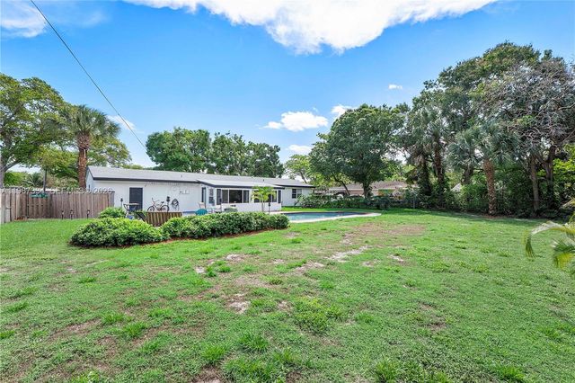 885 Camellia Ct, Plantation, FL 33317