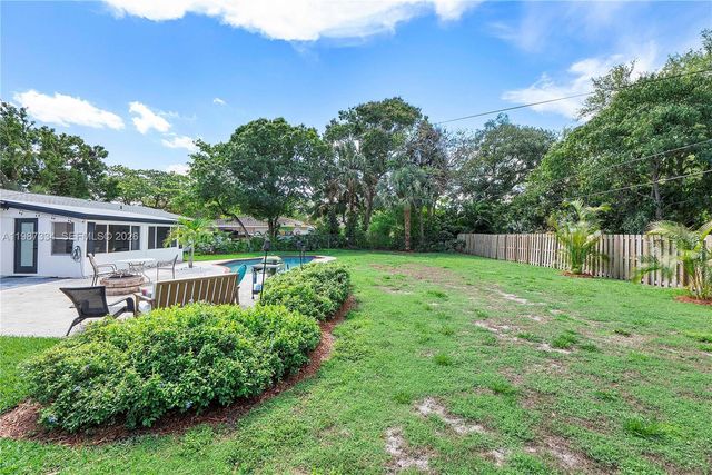 885 Camellia Ct, Plantation, FL 33317