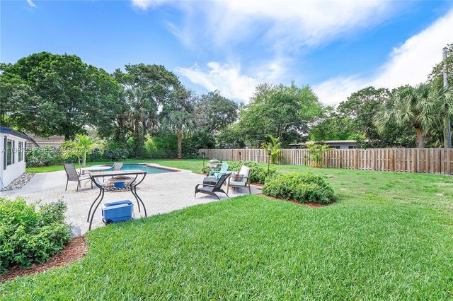 885 Camellia Ct, Plantation, FL 33317