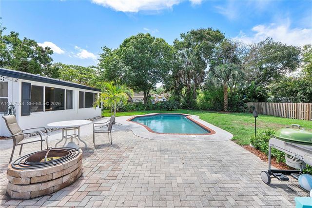 885 Camellia Ct, Plantation, FL 33317