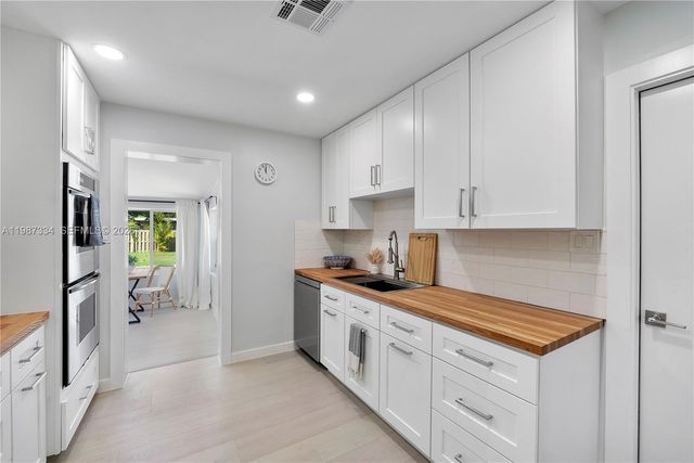 885 Camellia Ct, Plantation, FL 33317