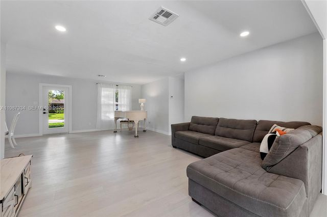 885 Camellia Ct, Plantation, FL 33317