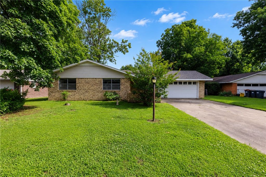 2100 Monticello Avenue, Springdale, AR 72762