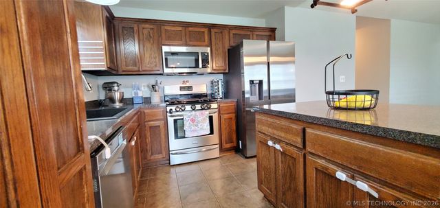 5310 Redbud Drive, Sand Springs, OK 74063
