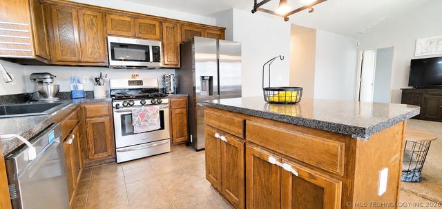 5310 Redbud Drive, Sand Springs, OK 74063
