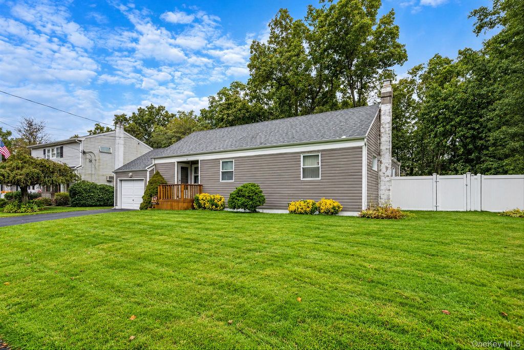 24 Chapel Place, North Babylon, NY 11703 — photo 3