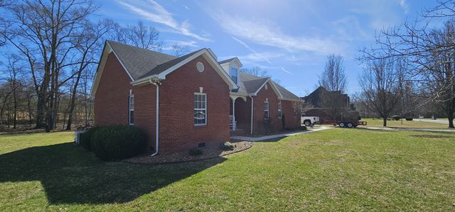 215 Woodson Dr, Tullahoma, TN 37388