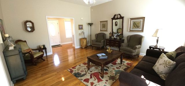 215 Woodson Dr, Tullahoma, TN 37388