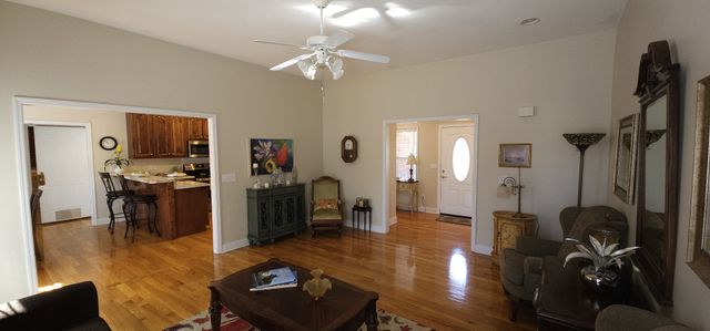 215 Woodson Dr, Tullahoma, TN 37388