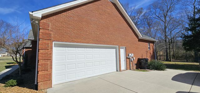 215 Woodson Dr, Tullahoma, TN 37388