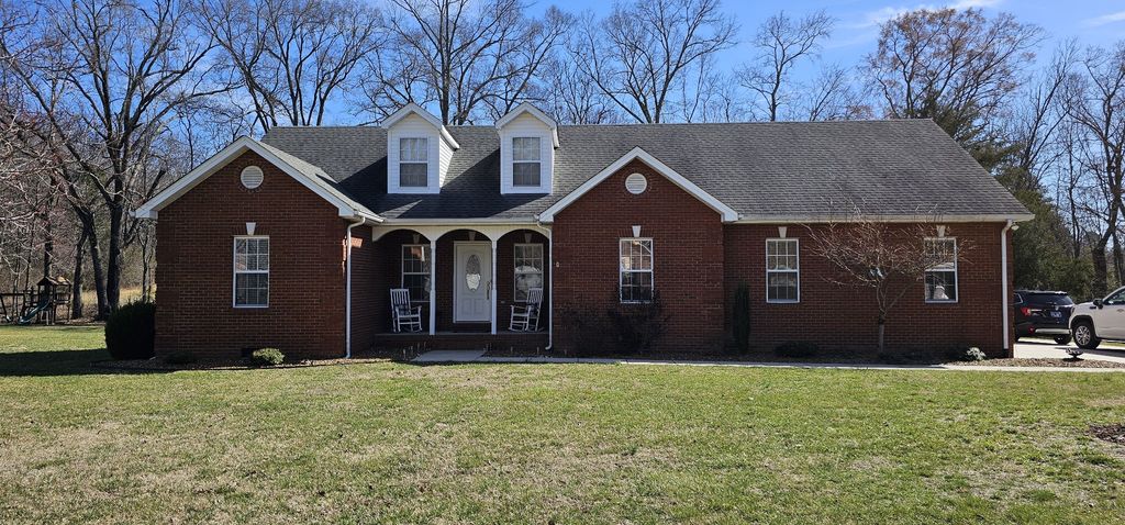 215 Woodson Dr, Tullahoma, TN 37388