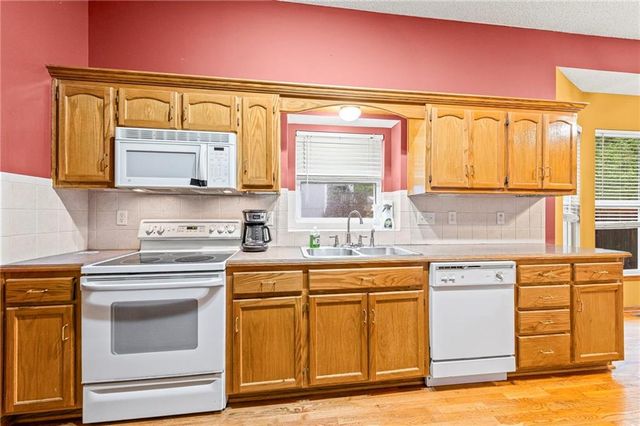 641 S Kisner Drive, Independence, MO 64056