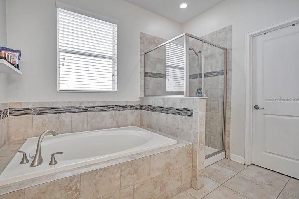 Image 18 of property listing at 14192 GOLD BRIDGE DRIVE, Orlando, FL 32824
