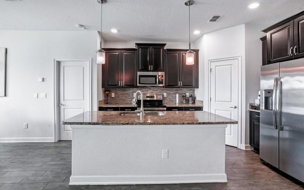 Image 6 of property listing at 14192 GOLD BRIDGE DRIVE, Orlando, FL 32824