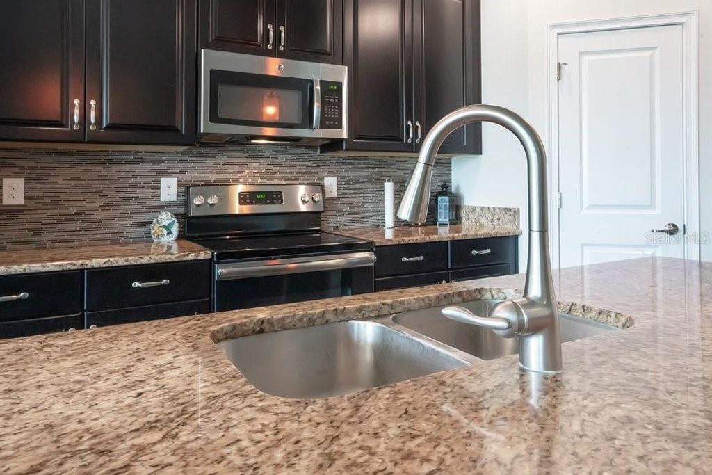 Image 7 of property listing at 14192 GOLD BRIDGE DRIVE, Orlando, FL 32824