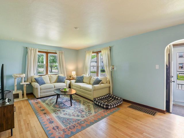 400 NEWHALL STREET, Green Bay, WI 54302