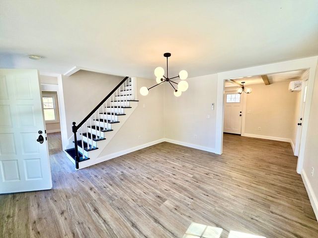 8 Wolf Hill Rd, Smithfield, RI 02917