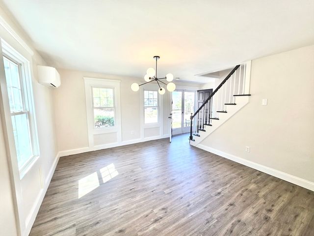 8 Wolf Hill Rd, Smithfield, RI 02917