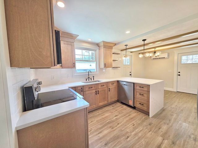 8 Wolf Hill Rd, Smithfield, RI 02917