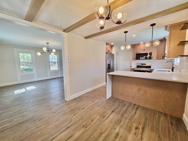 8 Wolf Hill Rd, Smithfield, RI 02917