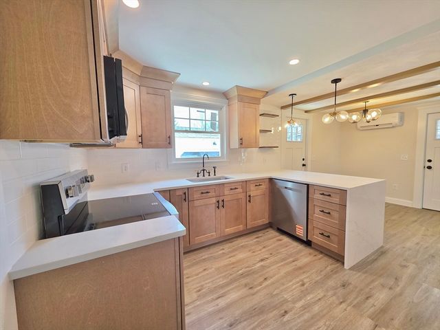 8 Wolf Hill Rd, Smithfield, RI 02917