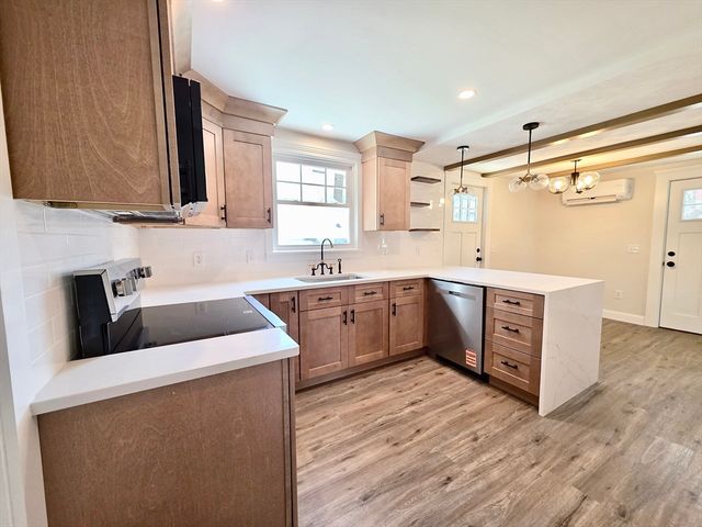 8 Wolf Hill Rd, Smithfield, RI 02917