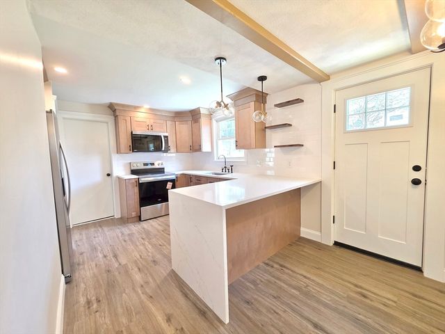8 Wolf Hill Rd, Smithfield, RI 02917