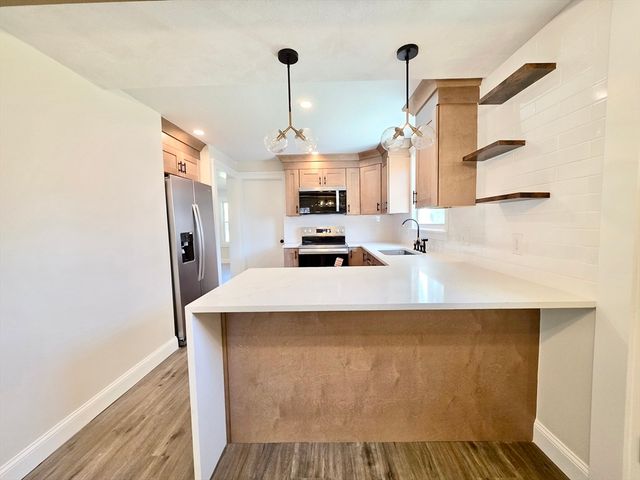 8 Wolf Hill Rd, Smithfield, RI 02917