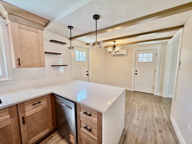 8 Wolf Hill Rd, Smithfield, RI 02917